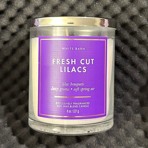 White Barn Fresh Cut Lilacs Single Wick Candle - Picture 2 of 5